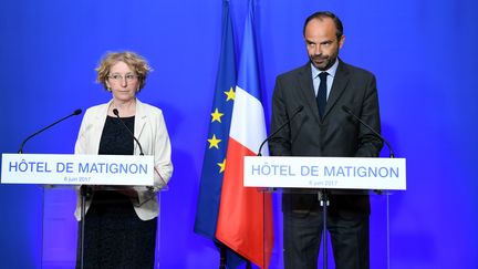 La ministre du Travail, Muriel Penicaud, et le Premier ministre, Edouard Philippe, lors d'une conférence de presse sur la réforme du Code du travail, le 6 juin 2016. (ALAIN JOCARD / AFP)