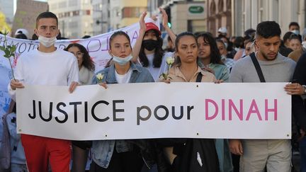 Des proches de Dinah,&nbsp;adolescente de 14 ans qui s'est suicidée à cause du harcèlement scolaire qu'elle subissait, sont réunis à l'occasion d'une marche blanche, le 24 octobre 2021, à Mulhouse (Haut-Rhin). (FREDERICK FLORIN / AFP)