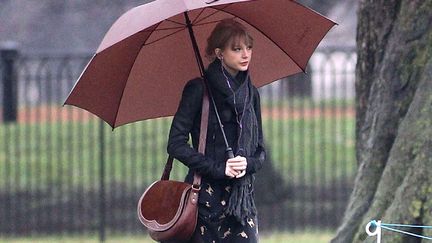 De passage &agrave; Londres, Taylor Swift en a profit&eacute; pour aller voir la fontaine comm&eacute;morative de la princesse Diana &agrave; Hyde Park. Grosse patate donc... (WENN / SIPA)