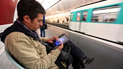 Un homme dans le m&eacute;tro parisien, le 26 juin 2012. (FRANCOIS GUILLOT / AFP)