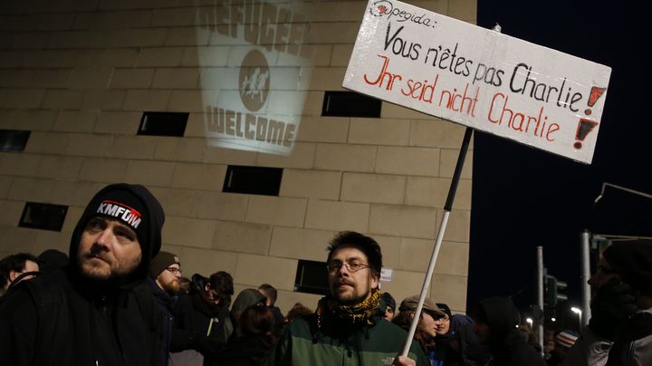 Un manifestant antiraciste tient un panneau contre la r&eacute;cup&eacute;ration du slogan "Je suis Charlie" par les manifestants anti-islam de Pegida, le 12 janvier 2015, &agrave; Dresde (Allemagne). (FABRIZIO BENSCH / REUTERS)