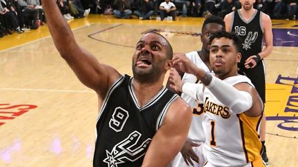 Tony Parker, langue sortie, à l'attaque du cercle sous l'oeil de D'Angelo Russell et de son coéquipier Pau Gasol (JAYNE KAMIN-ONCEA / GETTY IMAGES NORTH AMERICA)