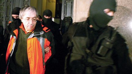 Gregorian Bivolaru à la sortie d'un tribunal roumain en 2004. (STRINGER / AFP)