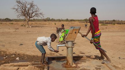 Pompe à eau dans un village de la région de Ouagadougou, au Burkina Faso. (ANTOINE BOUREAU / PHOTONONSTOP)