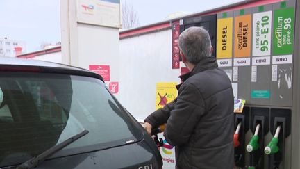 Dix millions de Français sont éligibles au chèque carburant de 100 euros. Cette aide sera versée aux ménages les plus modestes. (FRANCEINFO)