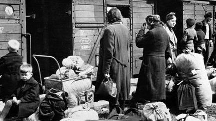 Des réfugiés, venus d'Allemagne orientale, attendent leur transfert vers l'est du pays en 1945. Le lieu où a été pris la photo n'est pas connu. (DPA - DPA - AFP)