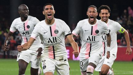 La joie des Parisiens lors du but d'Achraf Hakimi face à Metz. (SEBASTIEN BOZON / AFP)