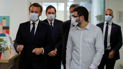 Emmanuel Macron a visité la Maison de santé pluridisciplinaire de Pantin (Seine-Saint-Denis), mardi 7 avril. (GONZALO FUENTES / POOL)