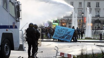 Incidents entre forces de l'ordre et des manifestants anti-FN samedi après-midi à Tours. (AFP)