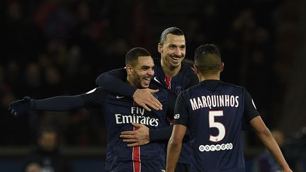 Layvin Kurzawa félicité après son but contre le FC Lorient par Zlatan Ibrahimovic et Marquinos, le 3 février 2016. (FRANCK FIFE / AFP)