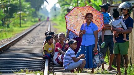 Chaque année depuis 2004, l'Ocean Queen Express s'arrête au même endroit, à Peraliya, un village paisible situé à environ 90 kilomètres au sud de la capitale Colombo, pour commémorer les victimes sri-lankaises. (ISHARA S. KODIKARA / AFP)