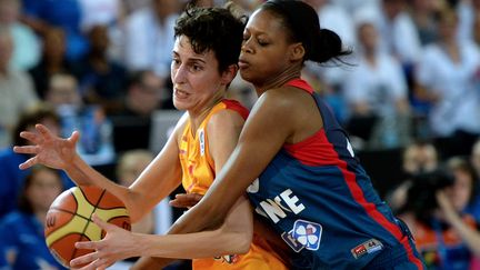 La Fran&ccedil;aise&nbsp;Val&eacute;riane Ayayi (D) et l'Espagnole&nbsp;Alba Torrens lors de la finale de l'Euro de basket, dimanche 30 juin 2013,&nbsp;&agrave; Orchies (Nord).&nbsp; (DENIS CHARLET / AFP)