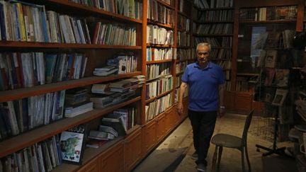 Le libraire Salam al-Nouri, 71 ans,&nbsp;dans&nbsp;l'un&nbsp;de ses établissements, qu'il a dû fermer en 2000 (Damas, 12 octobre 2021) (LOUAI BESHARA / AFP)