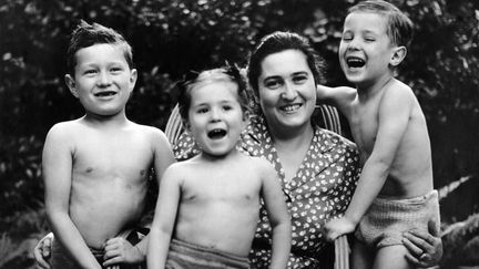 La psychanalyste Françoise Dolto avec ses enfants (photo non datée). (AAD FRANCOISE DOLTO)