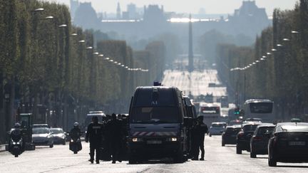 Les forces de l'ordre stationnent sur les Champs-Elysées, le 6 avril 2019, en prévision d'une mobilisation des "gilets jaunes".&nbsp; (KENZO TRIBOUILLARD / AFP)