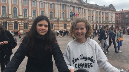 Alice et Violette, place du Capitole, à Toulouse. (INGRID POHU / RADIO FRANCE)