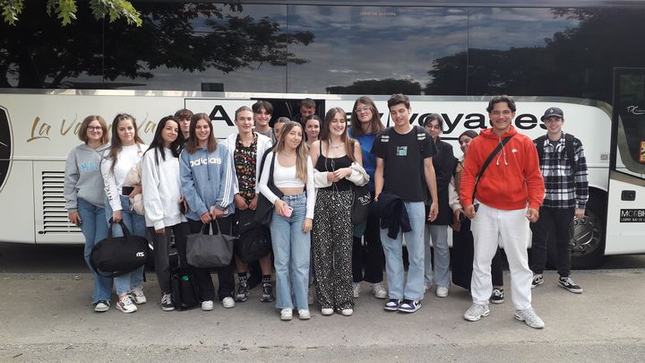 De retour à Auray, une photo souvenir pour la classe de&nbsp;1ère &nbsp;STMG du lycée Benjamin Franklin d'Auray (Morbihan), en visite au Festival Etonnants Voyageurs à Saint-Malo le 3 juin 2022 (Cécile Pouliquen)