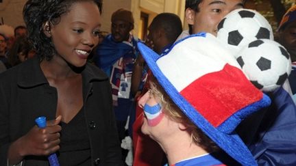 Rama Yade avec des supporters de l'équipe de France au Cap (11 juin 2010) (AFP/FRANCK FIFE)