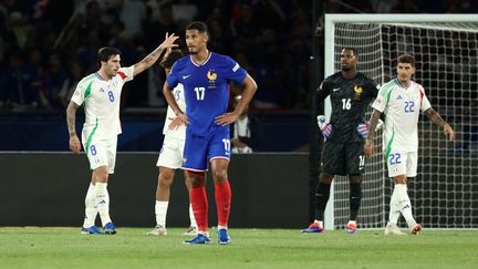 William Saliba lors du match de Ligue des nations entre la France et l'Italie, le 6 septembre 2024 au Parc des Princes. (FRANCK FIFE / AFP)