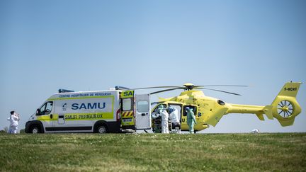 Un hélicoptère du Samu sur le point de décoller de Périgueux (Dordogne), le 10 avril 2020. (ROMAIN LONGIERAS / HANS LUCAS)