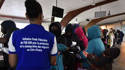 Des migrants ivoiriens rapatriés depuis la Libye à Abidjan (Côte d'Ivoire), le 20 novembre 2017. (ISSOUF SANOGO / AFP)