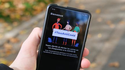 Mi-avril 2021, l'application TousAntiCovid avait été téléchargée par près de 14,7 millions de personnes depuis le 2 juin 2020, et avait notifié à 171 107 personnes un risque d'exposition au Covid-19. (NICOLAS LEPAGNOT / HANS LUCAS / AFP)