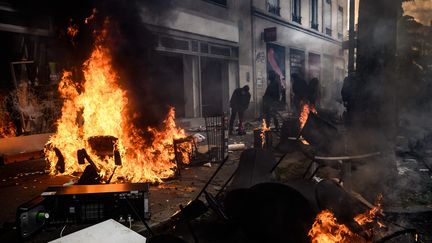 Un meuble en feu dans la rue lors d'une manifestation le 1er-Mai, à Lyon, le 1er mai 2023. (JEFF PACHOUD / AFP)