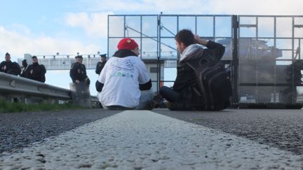 Pierre (D) et un ami "Bonnet rouge", le 9 novembre 2013 lors d'une action &agrave; Montauban-de-Bretagne (Ille-et-Vilaine).&nbsp; (FRANCETV INFO )