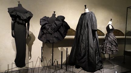 La première partie du parcours de l’exposition "ébauches et construction" est suivie, ensuite, de "silhouettes &amp; volumes", puis de "noirs &amp; lumières" et, enfin, de "noirs et couleurs.  
 (Corinne Jeammet)