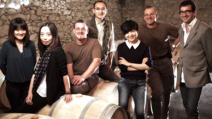 La nouvelle propri&eacute;taire du ch&acirc;teau Latour-Laguens,&nbsp;Daisy Cheng (3e en partant de la droite), et son &eacute;quipe.&nbsp; (VINCENT MALET / CHATEAU LATOUR LAGUENS)