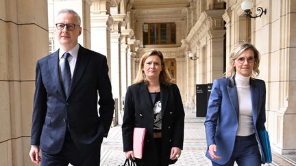 Le ministre de l'Economie, Bruno Le Maire, la ministre déléguée aux Entreprises, au Tourisme et à la Consommation Olivia Grégoire et la ministre déléguée à l'Agriculture,  Agnès Pannier-Runacher, au ministère de l'Agriculture, à Paris, le mardi 20 février 2024. (BERTRAND GUAY / AFP)