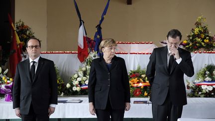 Fran&ccedil;ois Hollande, Angela Merkel, et Mariano Rajoy se recueillent &agrave; Seyne-les-Alpes (Alpes-de-Haute-Provence),&nbsp;le 25 mars 2015, apr&egrave;s le crash de l'Airbus de Germanwings. (CHRISTOPHE ENA / POOL)