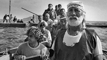 Des pêcheurs se rassemblent à l&#039;aube pour le départ de la Mattanza, pêche au thon traditionnelle. Italie 1991
 (Sebastiao Salgado)