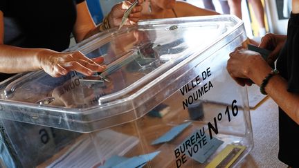 Un bureau de vote à Nouméa à l'occasion du référendum sur l'indépendance de la Nouvelle-Calédonie, dimanche 4 novembre 2018. (THEO ROUBY / AFP)