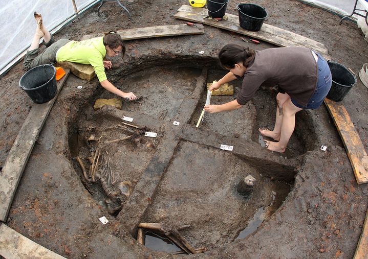 Des scientifiques travaillent sur le site de l'ancien silo à grains où des restes humains ont été découverts, à Marsal (14 août 2014)
 (Fred Marvaux / AFP)