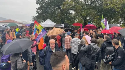 Environ 300 personnes se sont réunies devant le commissariat d'Hendaye (Pyrénées-Atlantiques) en soutien aux sept militants convoqués. (RADIO FRANCE / FRANCE BLEU / MARGA BERRA ZUBIETA)