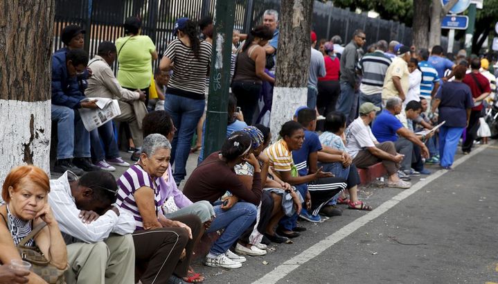 Longue attente devant un supermarché de Caracas (août 2015). Le pays manque de devises pour financer ses importations. (Reuters/Carlos Garcia Rawlins)