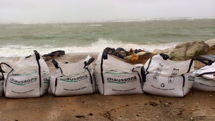 Des sacs de sable ont &eacute;t&eacute; install&eacute;s pour bloquer les acc&egrave;s aux plages de l'&icirc;le de R&eacute;, vendredi 20 f&eacute;vrier 2015. (CAROLE BELINGARD / FRANCETV INFO )