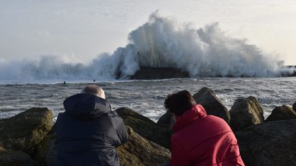 Mieux vaut contempler le spectacle &agrave; l'abri, comme ces deux personnes le font dans le Finist&egrave;re. (MAXPPP)