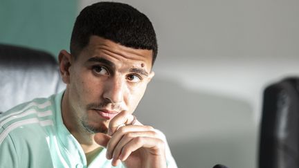 Le joueur de l'OGC Nice Youcef Atal le 15 janvier 2022 lors d'une conférence de presse avec la sélection algérienne pour la Coupe d'Afrique des nations (CHARLY TRIBALLEAU / AFP)