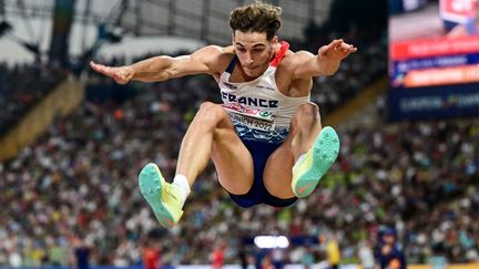 4e de la finale du saut en longueur au bout de la finale, Jules Pommery remporte finalement la médaille de bronze. Découvrez comment le Français, passé par toutes les émotions, décroche sa première médaille internationale chez les seniors.