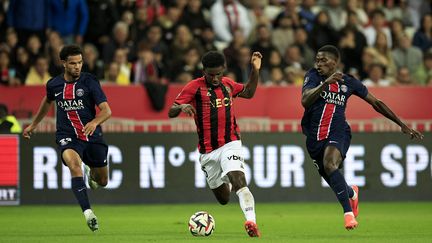 Warren Zaïre-Emery et Nuno Mendes au duel avec Mohamed-Ali Cho, lors de Nice-PSG, à l'Allianz Riviera de Nice, le 6 octobre 024. (VALERY HACHE / AFP)