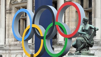 Les anneaux olympiques devant l'Hôtel de ville de Paris, le 21 mars 2023. (MUSTAFA YALCIN / AFP)