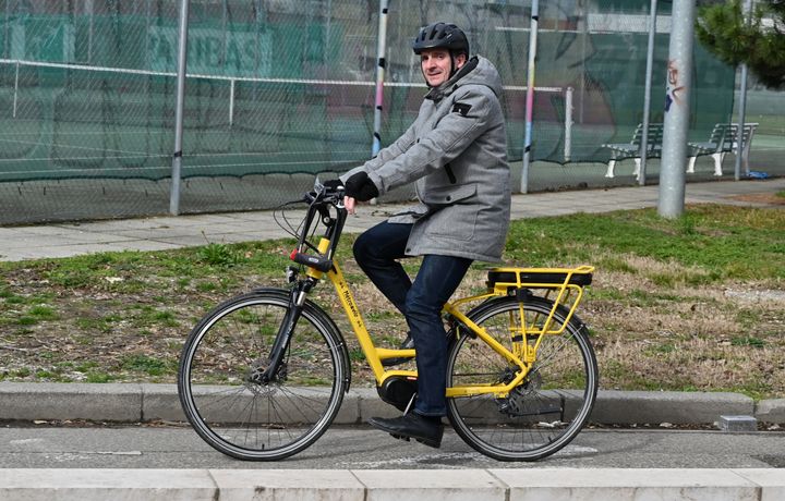 Éric Piolle pédale dans les rues de Grenoble (PHILIPPE DESMAZES / AFP)