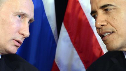 Vladimir Poutine et Barack Obama discutent lors du sommet du G20, le 18 juin 2012 &agrave; Los Cabos (Mexique). (JEWEL SAMAD / AFP)