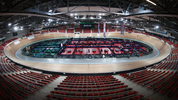 Le Vélodrome national de Saint-Quentin-en-Yvelines, reconverti en écrin de luxe pour l'Open de France de para tennis de table, le 9 novembre 2023. (©Rémy GROS / ITTF)