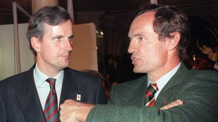 Michel Barnier et Jean-Claude Killy, le 17 octobre 1986, à Lausanne. (GERARD MALIE / AFP)