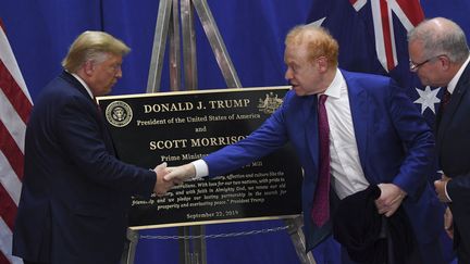 Donald Trump rencontre l'homme d'affaires australien Anthony Pratt à Wapakoneta (Etats-Unis), le 22 septembre 2019. (SAUL LOEB / AFP)