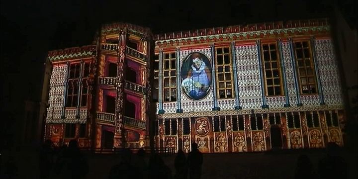 Extrait du spectacle son et lumière donné tous les soirs au Château de Blois.
 (France 3 / Culturebox)