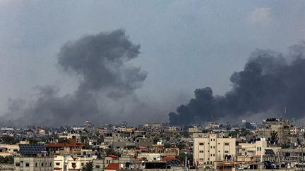 De la fumée s'élève au dessus de Khan Younès, la grande ville du sud de Gaza, le 14 janvier 2024. (AFP)